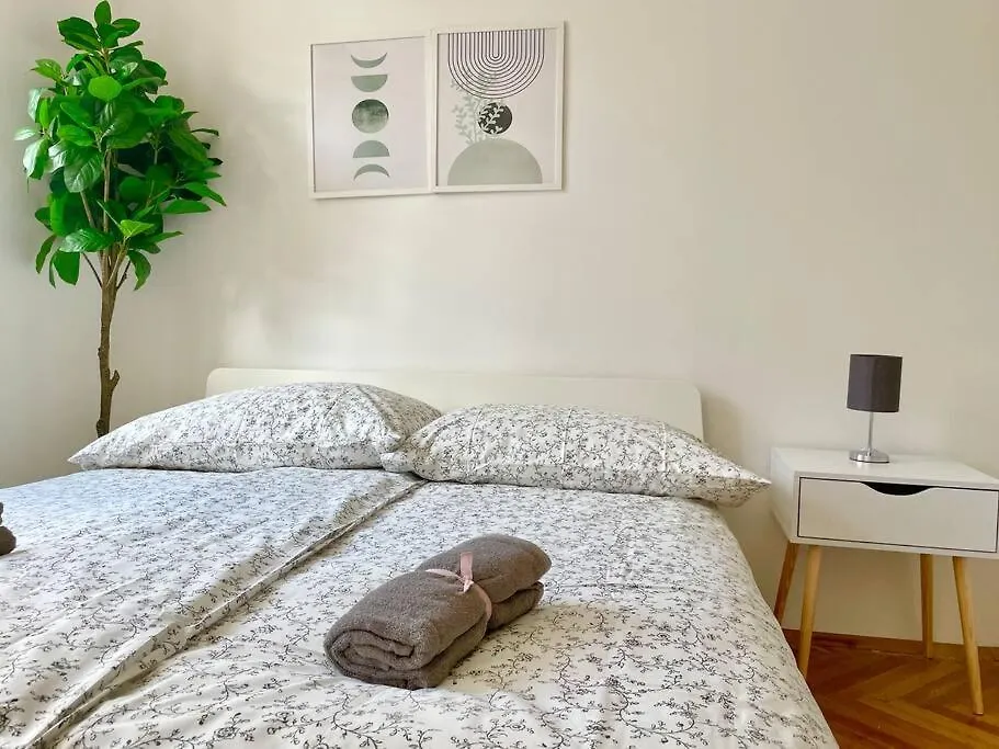 110M2 Stylish 4 Bedroom Apartment Vienne 0*,  Autriche