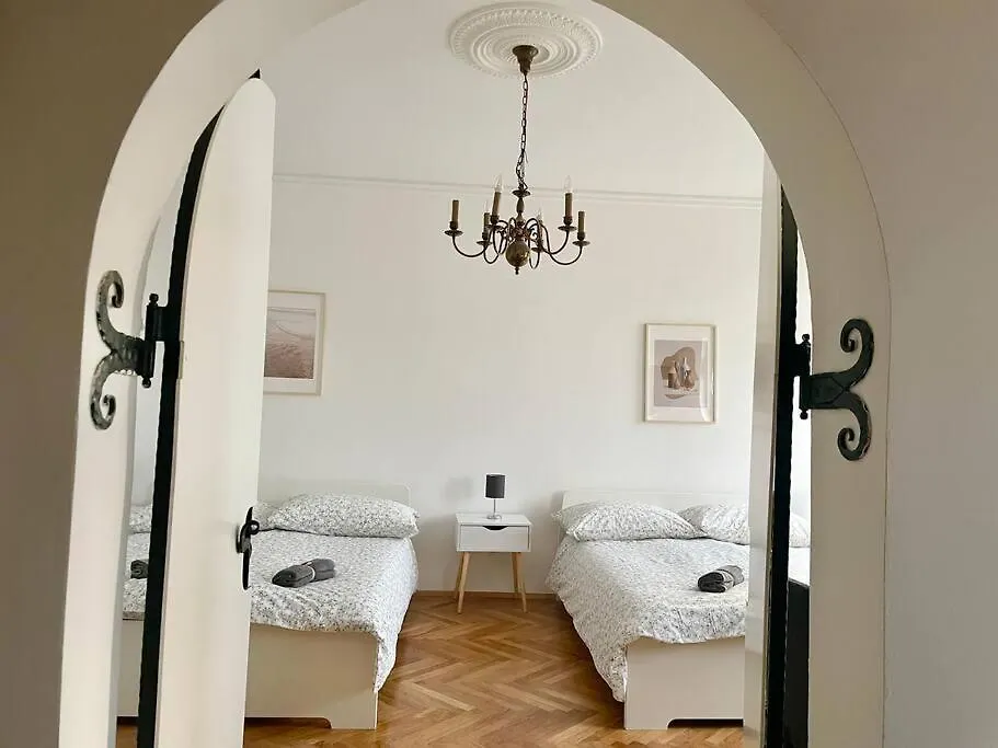110M2 Stylish 4 Bedroom Apartment Vienne 0*,  Autriche